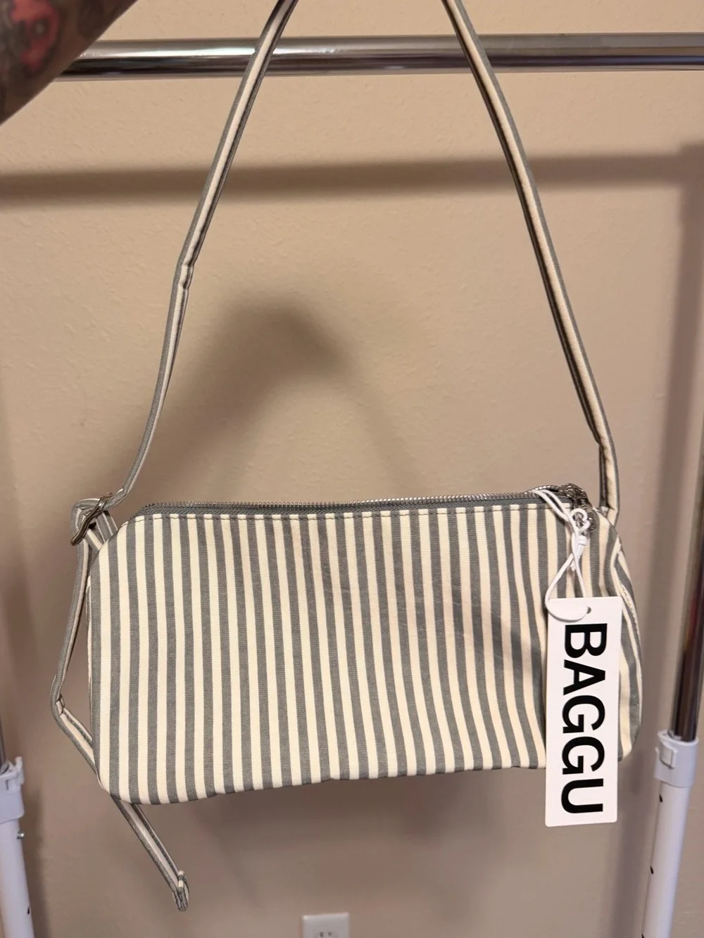BAGGU Striped Shoulder Bag in Cream & Sage
